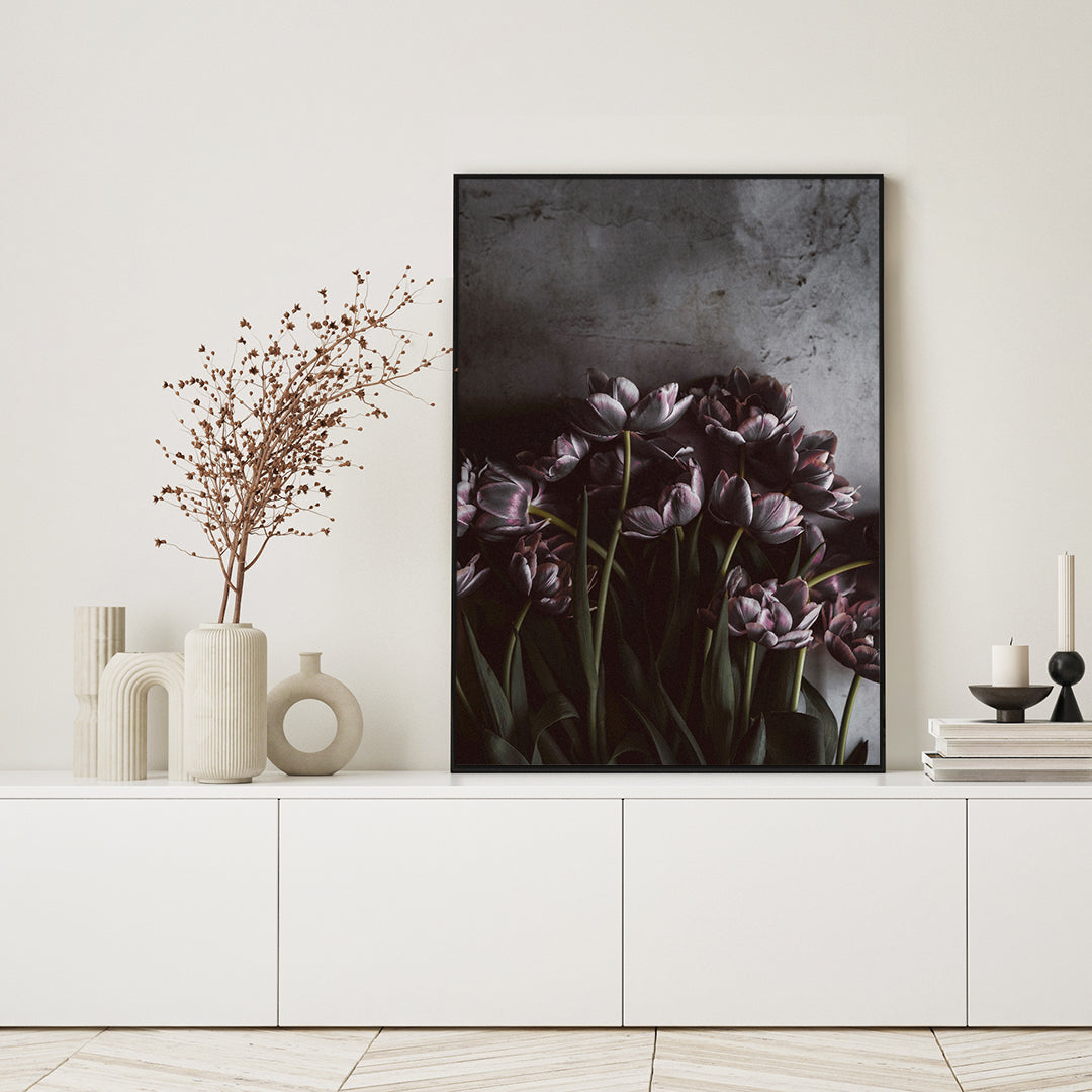 Dark tulips | INDRAMMET BILLEDE Indrammet billede MF 30x40 Egeramme
