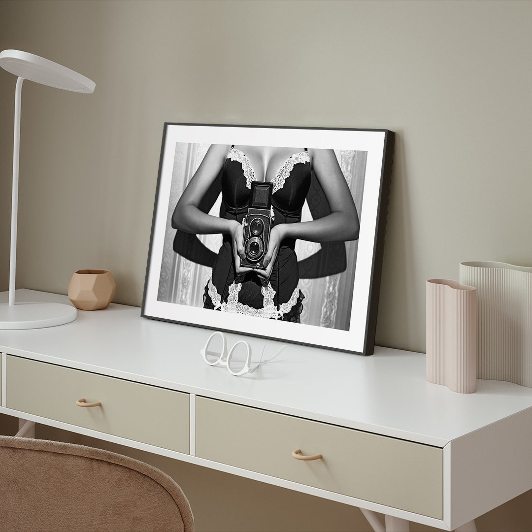 Attention please | INDRAMMET BILLEDE Indrammet billede MF 30x40 Sort