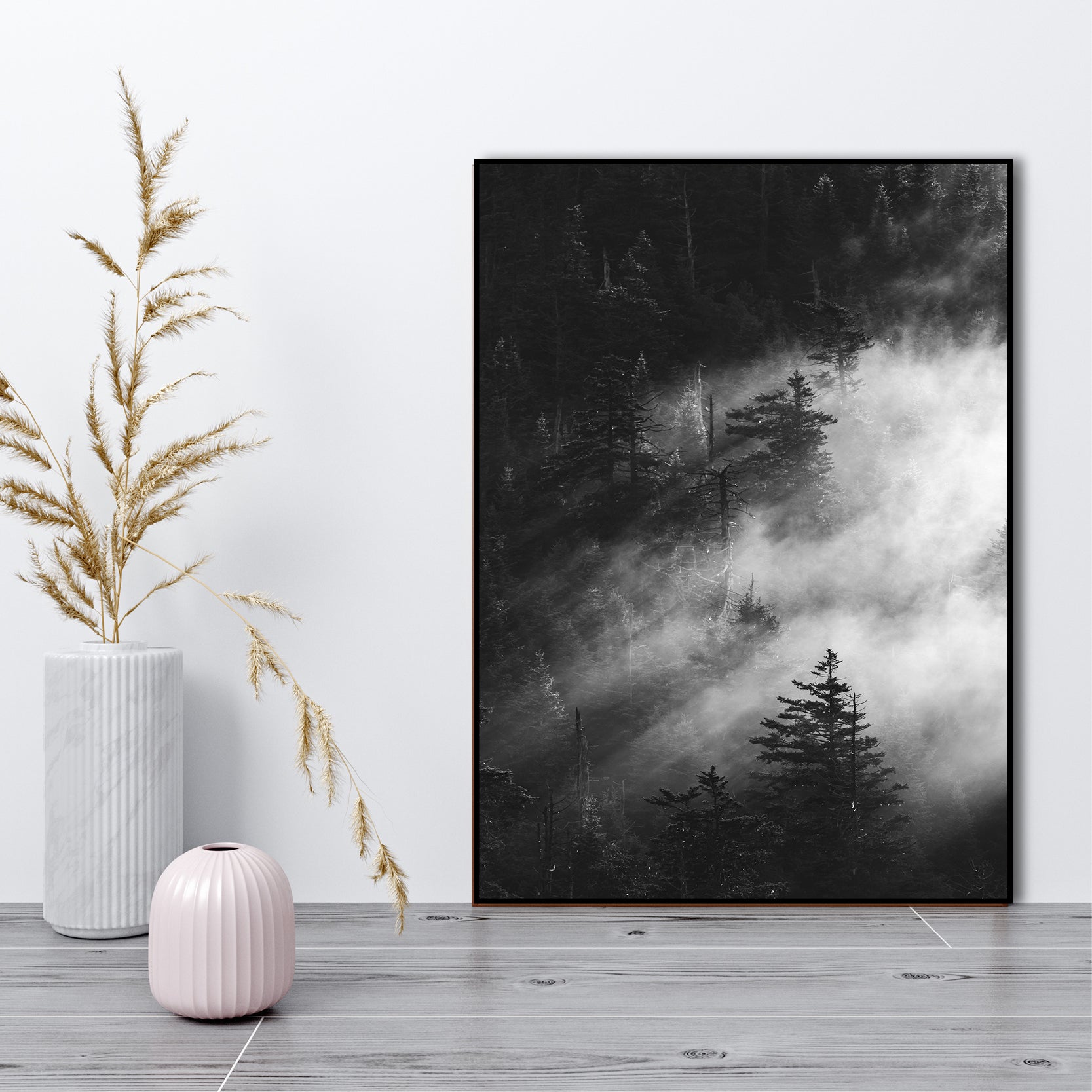 Misty pine woods | INDRAMMET BILLEDE Indrammet billede MF 30x40 Sort