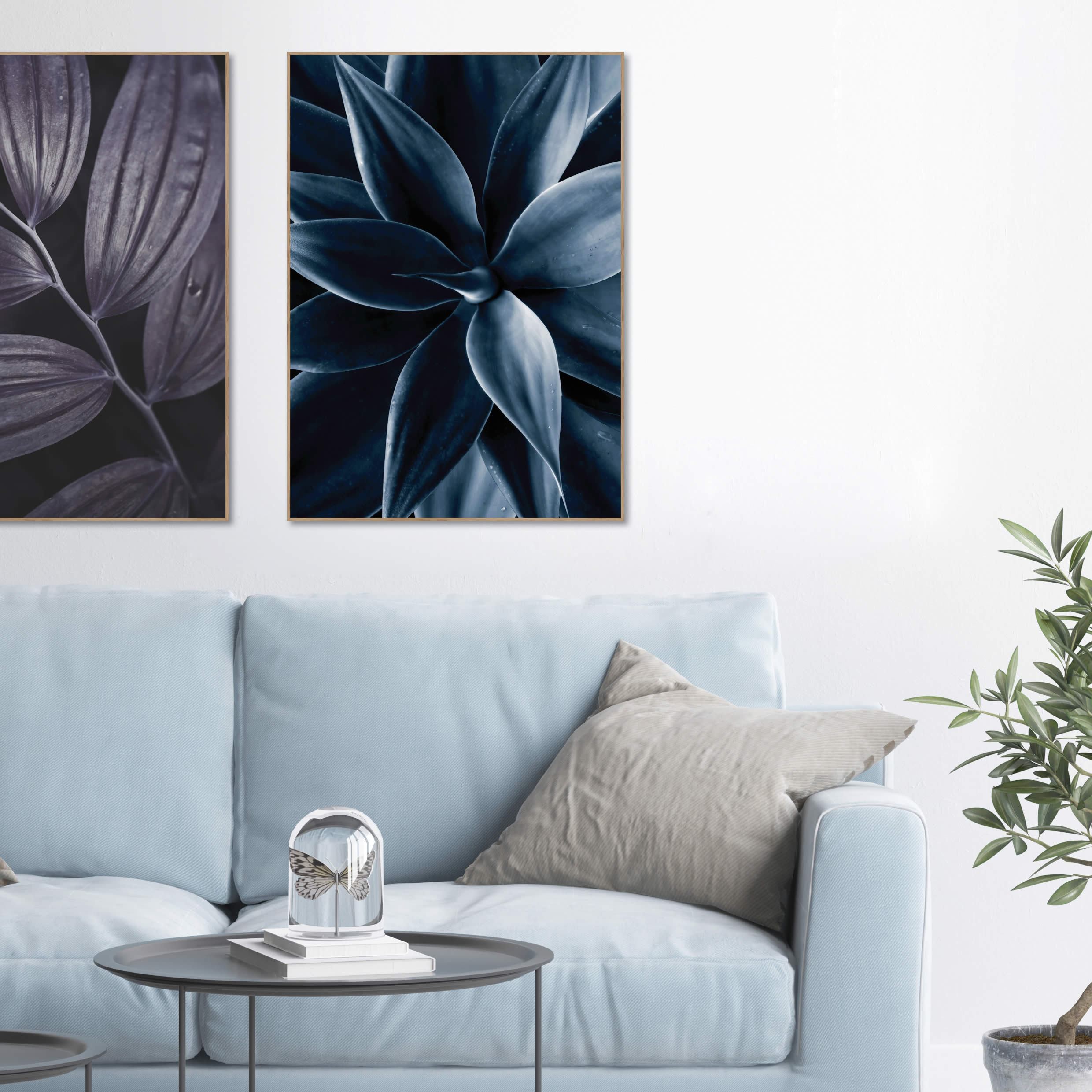 Dark plant 3 | INDRAMMET BILLEDE Indrammet billede MF 30x40 Sort