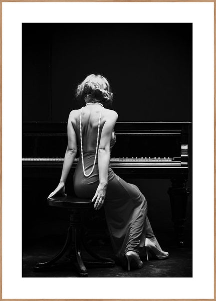 Piano Lady | INDRAMMET BILLEDE Indrammet billede MF 30x40 Egeramme