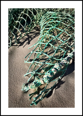 Net in sand | INDRAMMET BILLEDE Indrammet billede MF 30x40 Sort